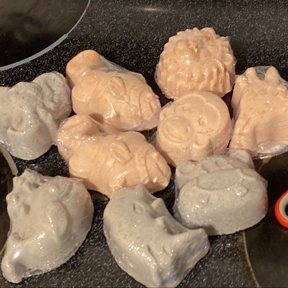 Handcrafted vanilla scented animal shapes set of 8 bath Bombs by Radiant Waves - Picture 4 of 4